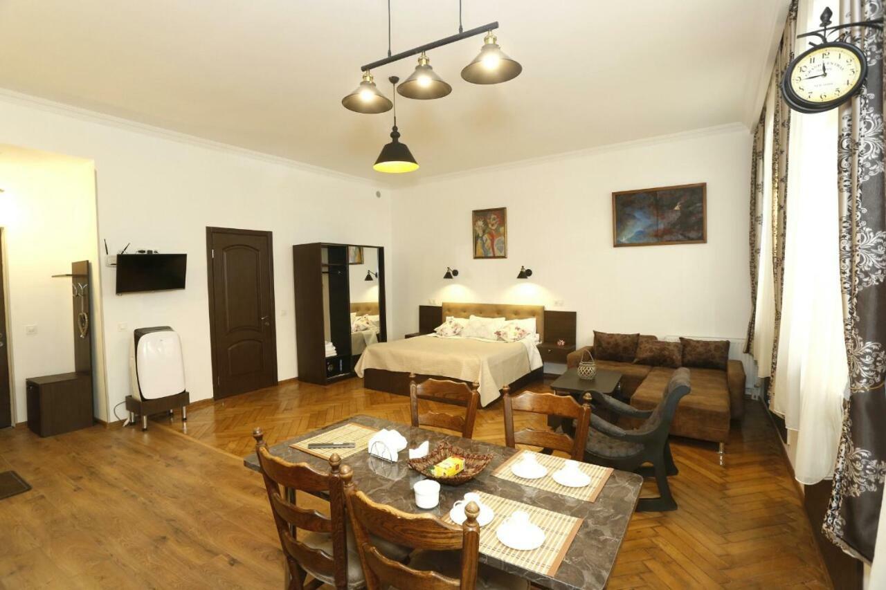 Old - Gold Gala Apartment Tbilisi Bagian luar foto