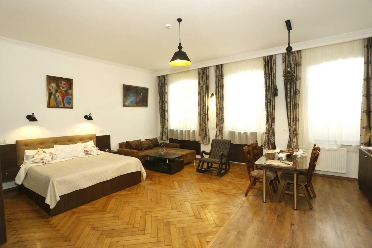Old - Gold Gala Apartment Tbilisi Bagian luar foto